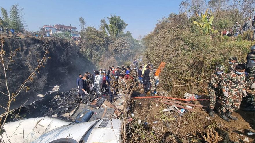 Al menos 64 muertos, entre ellos una argentina, tras estrellarse un avión en Nepal
