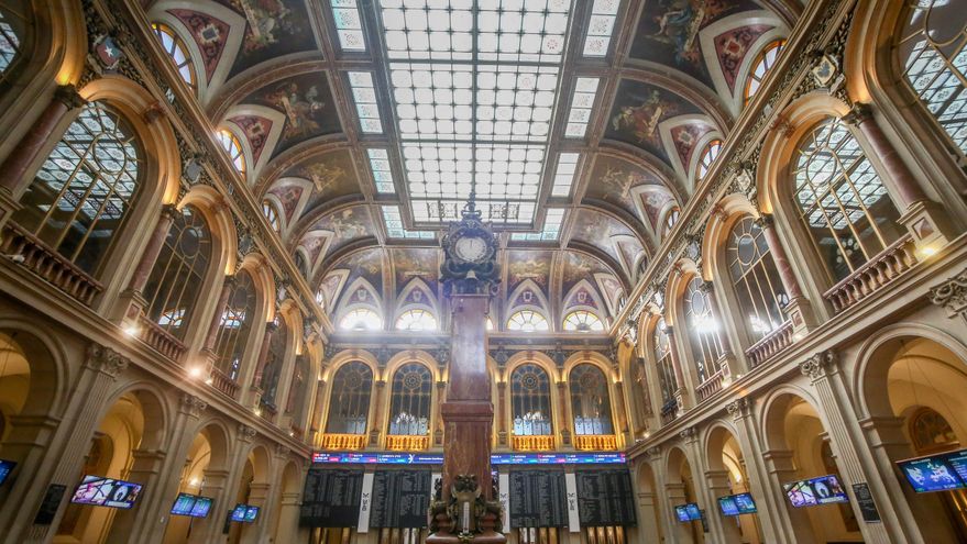 El interior de la Bolsa de Madrid (España)