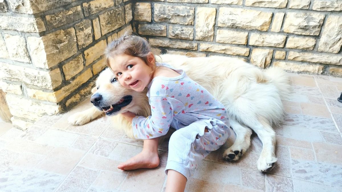 En la imagen, Karolina, la niña eslovena de cinco años que padece la misma enfermedad de Cockayne tipo B, con su perro Ari, su mejor amigo. 