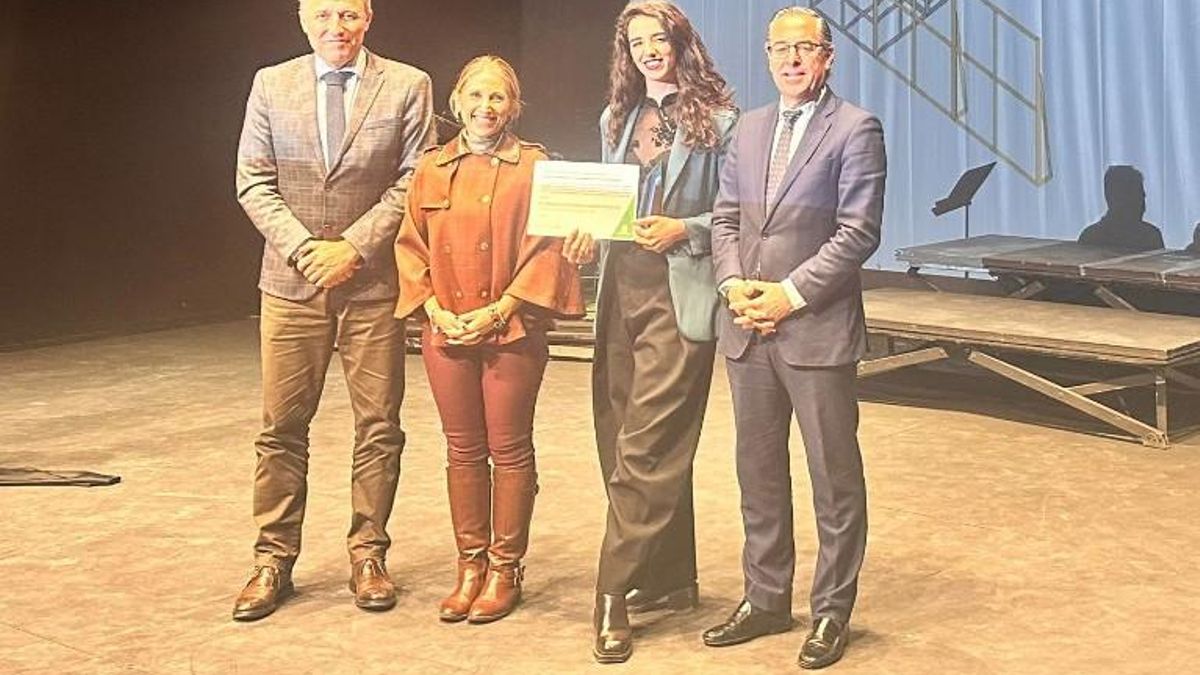 Mª Ángeles Moreno recoge su premio.