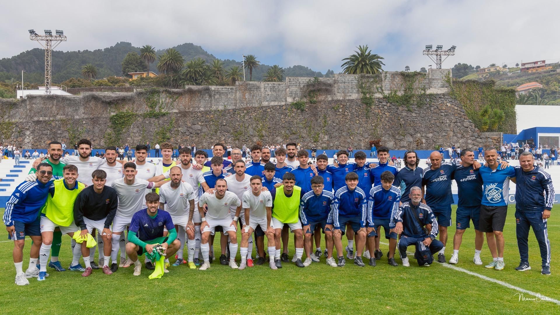 La SD Tenisca festejó el ascenso a Tercera División ante 1.500 personas.