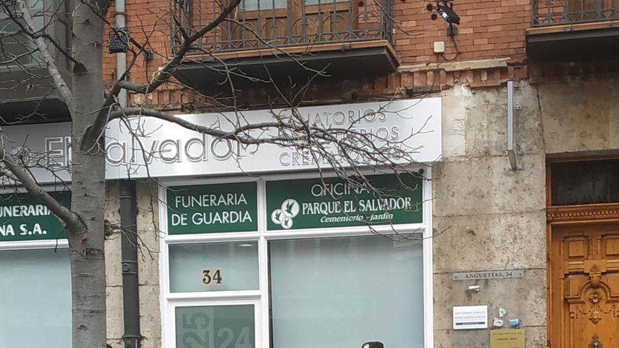 Un policía custodia las oficinas del Grupo El Salvador.