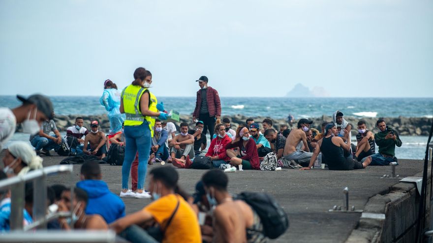 Los migrantes llegados en patera a Lanzarote permanecen hacinados en una nave precaria y sin duchas