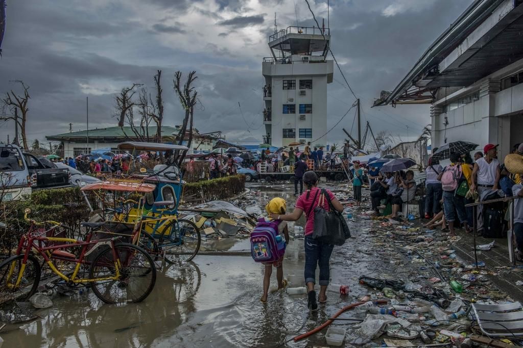 Ciudad de Tacloban, isla de Leyte. Las primeras cifras oficiales que llegaban ya eran alarmantes: medio millón de desplazados, la mayoría de ellos refugiados en centros de evacuación, polideportivos o escuelas.“Tenemos que ser capaces de combatir el mal tiempo que impide el aterrizaje de los aviones, la falta de carburante, la destrucción de infraestructuras, las carreteras bloqueadas, la distancia entre las islas… ese es nuestro mayor reto ahora mismo”, explicaba en los primeros compases de la catástrofe Irene Schiess, responsable logística de la Unidad de Emergencias de Médicos Sin Fronteras. © Yann Libessart/MSF