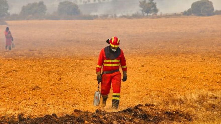 Un bombero forestal agotado en el incendio de Losacio. // J.L. Leal / ICAL