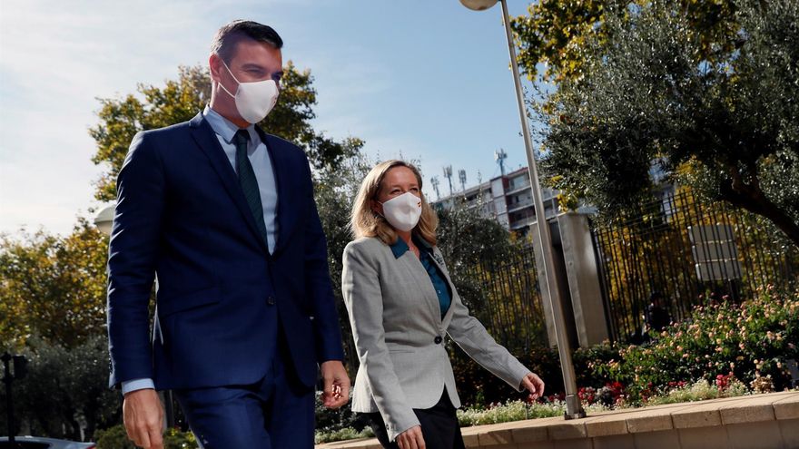 Imagen de archivo del presidente del Gobierno, Pedro Sánchez, junto a la vicepresidenta y ministra de Asuntos Económicos, Nadia Calviño.