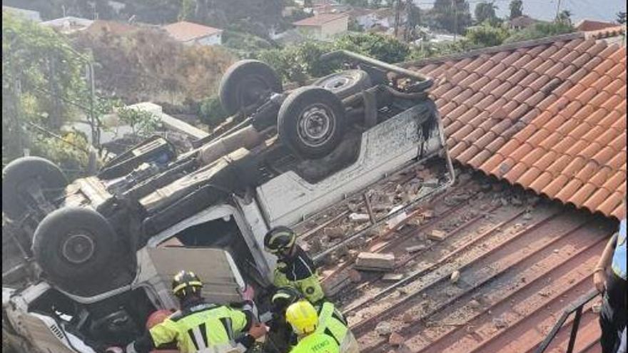 Herido grave tras caer con su coche a la azotea de una vivienda en Tenerife