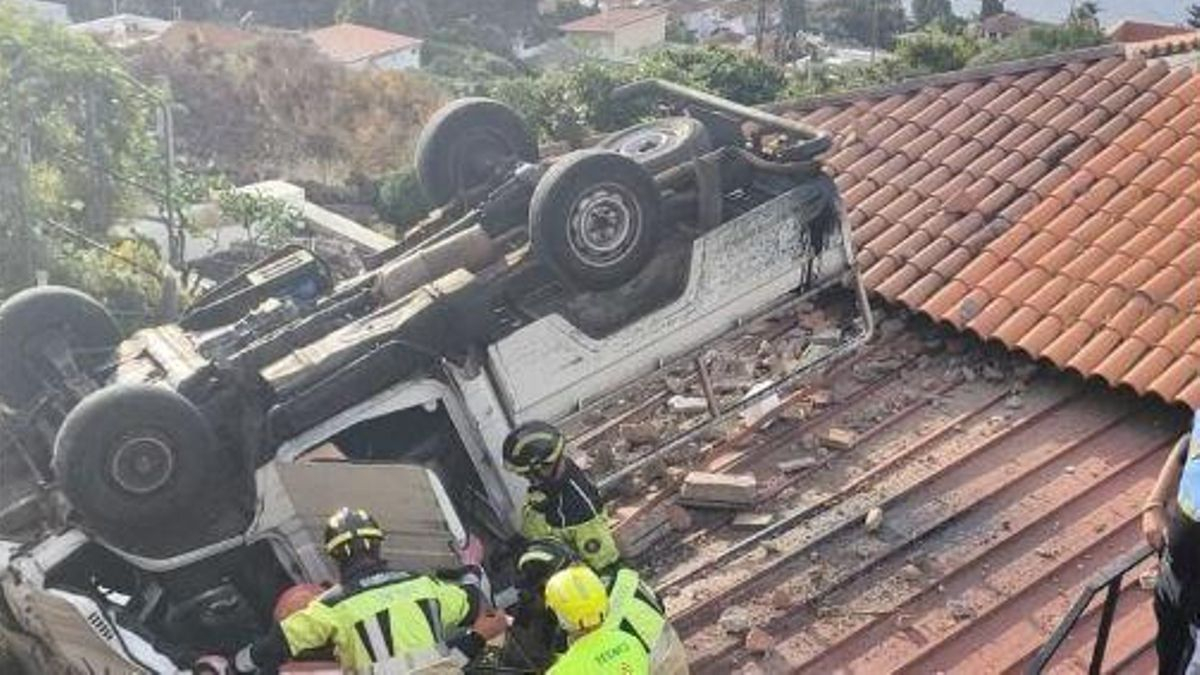 Herido grave tras caer con su coche a la azotea de una vivienda en Tenerife