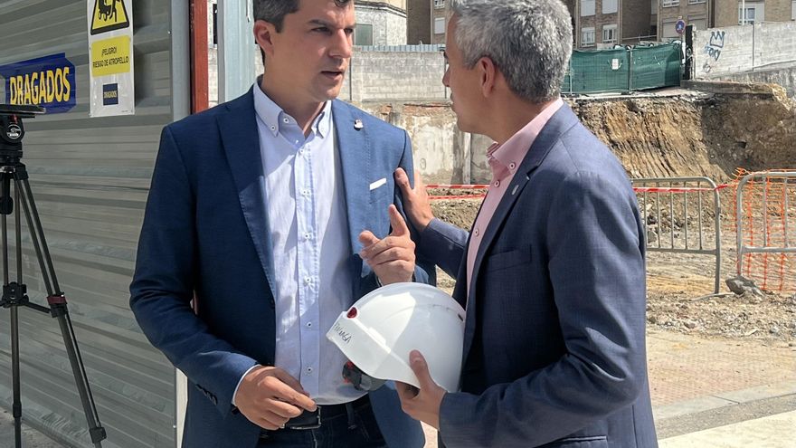 Los candidatos del PSOE a la Presidencia de Cantabria y a la Alcaldía de Santander, Pablo Zuloaga (derecha) y Daniel Fernández (izda), respectivamente, junto a la parcela en la que se está ejecutando el nuevo MUPAC