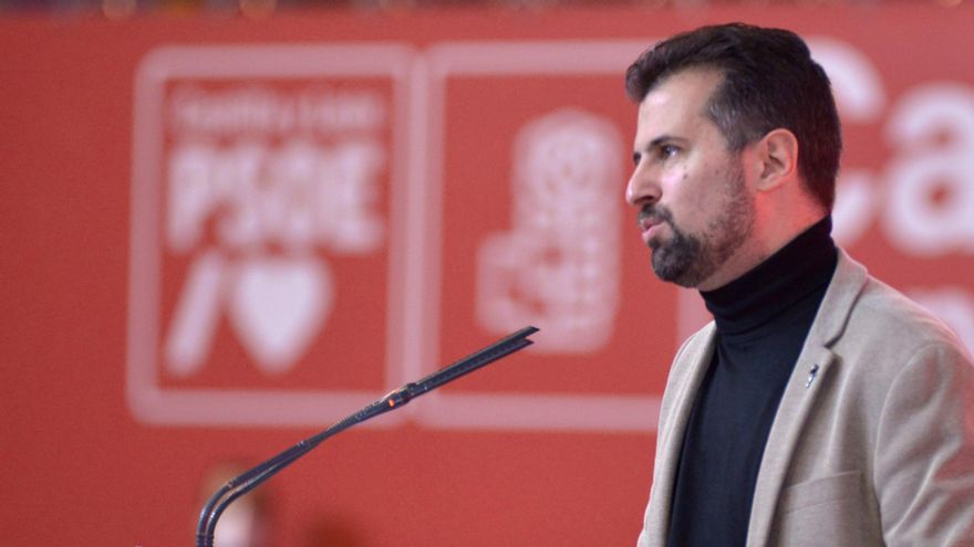 El secretario general del PSOE de Castilla y León, Luis Tudanca, interviene en el primer acto electoral en Palencia, en el Frontón de Eras de Santa Marina, a 9 de enero de 2022, en Palencia, Castilla y León (España).