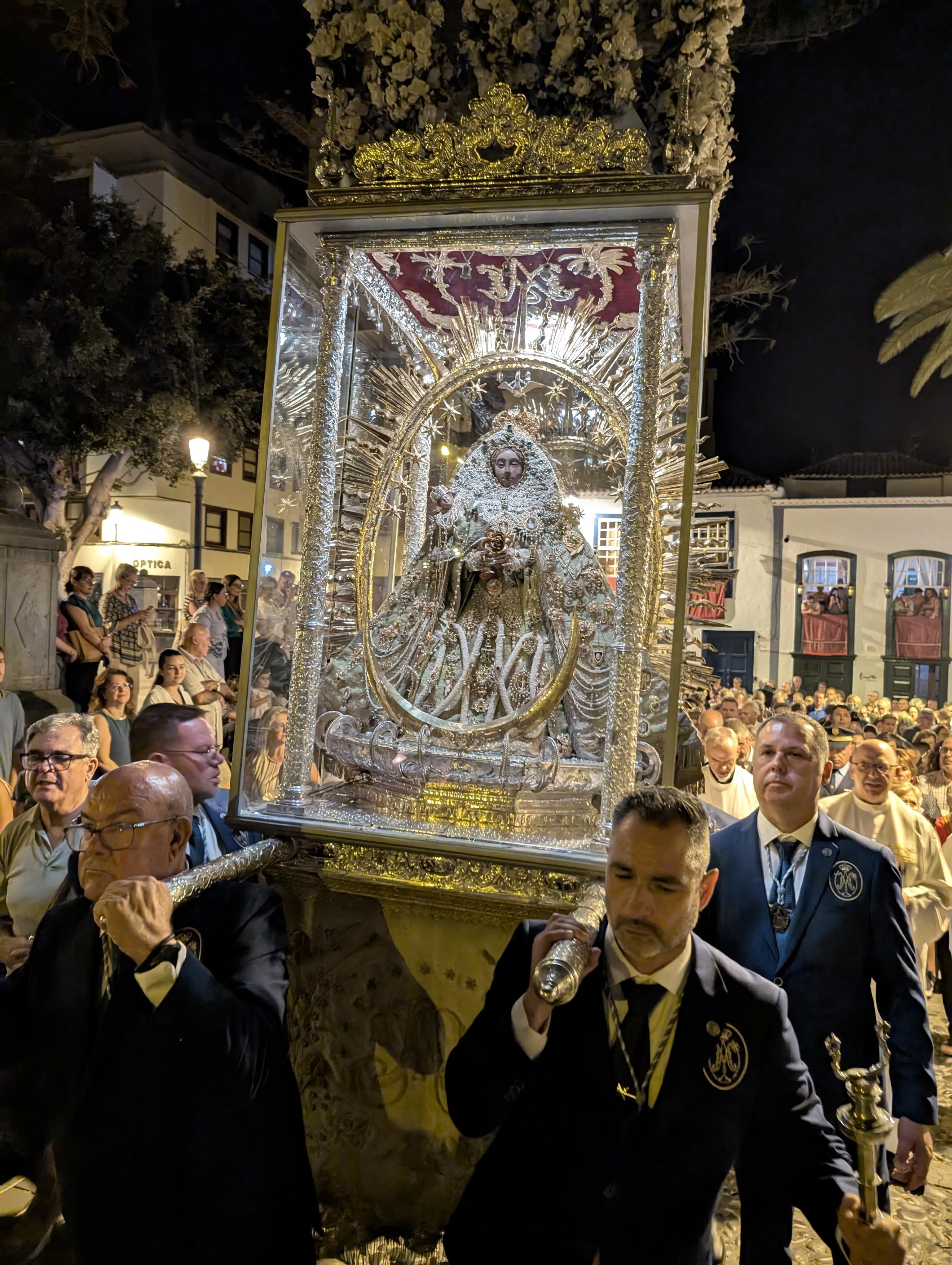 Procesión de la Virgen de Las Nieves durante la Bajada de 2025. Foto José F. Arozena