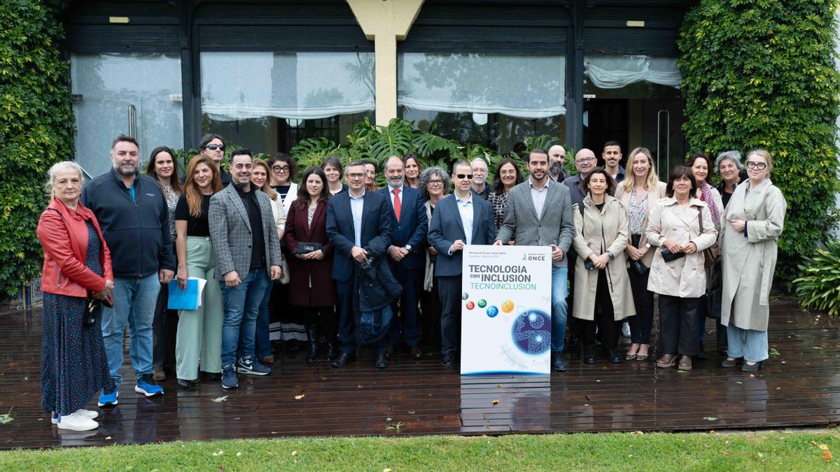 Participantes en el desayuno a ciegas de ONCE Cantabria representantes de la cultura y la educación.