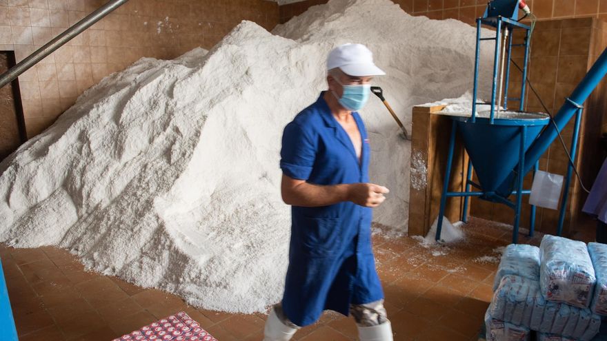 Montañas de sal que se han salvado de la ceniza en La Palma