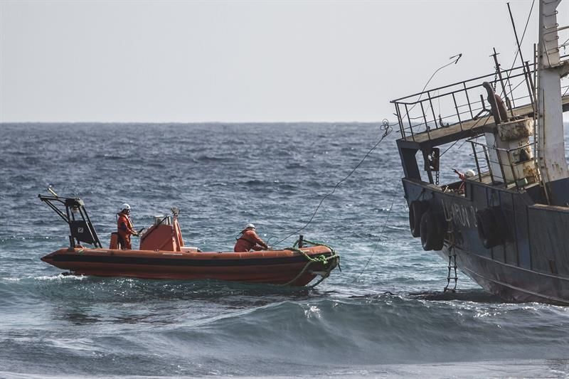 Labores para intentar retirar el buque encallado 'Lian Run'. EFE/Ángel Medina G.