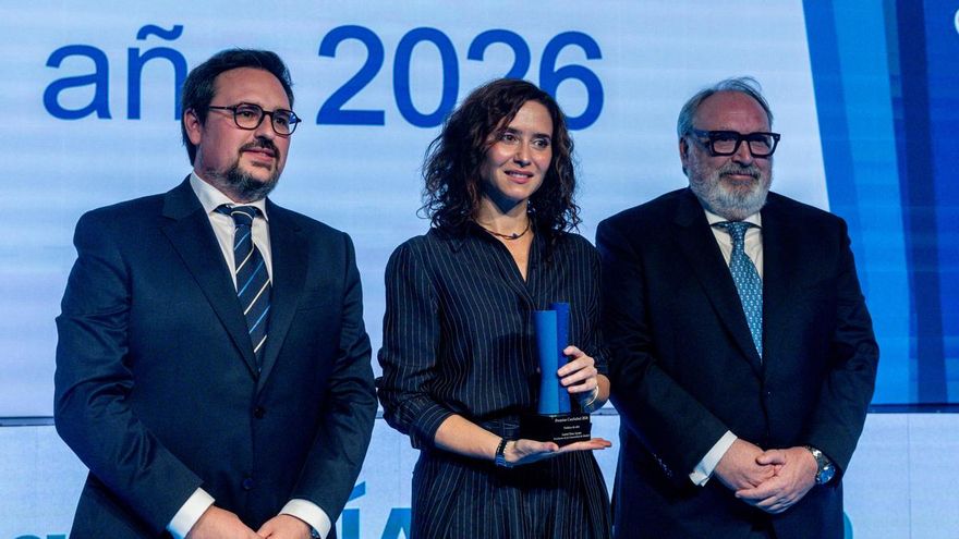 La presidenta de la Comunidad de Madrid, Isabel Díaz Ayuso (c), recibe el Premio ConSalud 2026 al Político del año, concedido por la publicación sanitaria Consalud 2026, a 15 de septiembre de 2026
