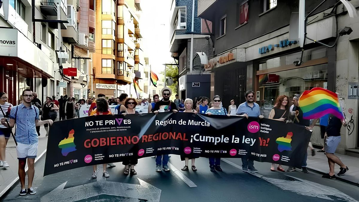 Protesta por la suspensión de las charlas sobre diversidad sexual impartidas por el colectivo ‘No Te Prives’ en la Región de Murcia. JAVIER DÍAZ PERIAGO