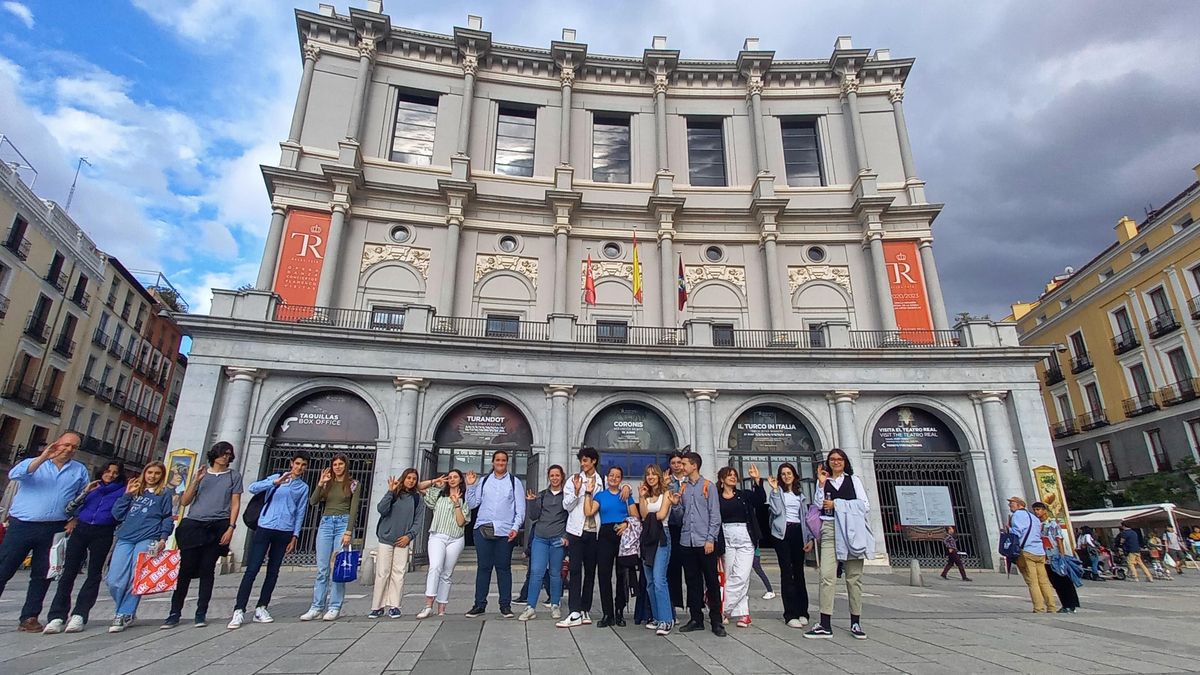 Jóvenes extremeños en el Palacio Real madrileño