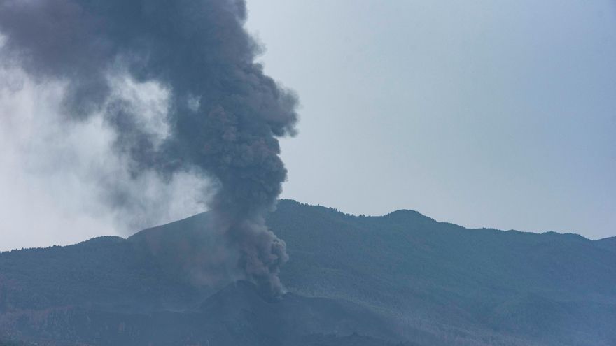 El volcán de La Palma vuelve a lanzar lava después de una jornada en calma