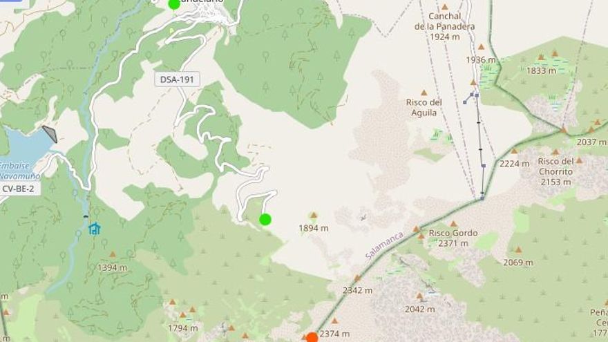 Mapa de la zona con puntos verdes Candelario (arriba), la plataforma del Travieso donde dejó el coche, y abajo en punto rojo la cumbre del Calvitero