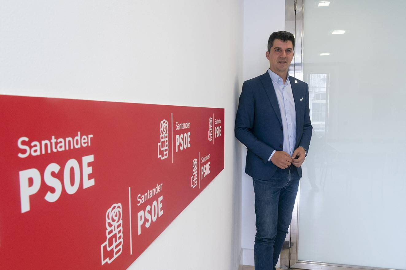 Daniel Fernández, candidato del PSOE en Santander, en la sede de su partido.