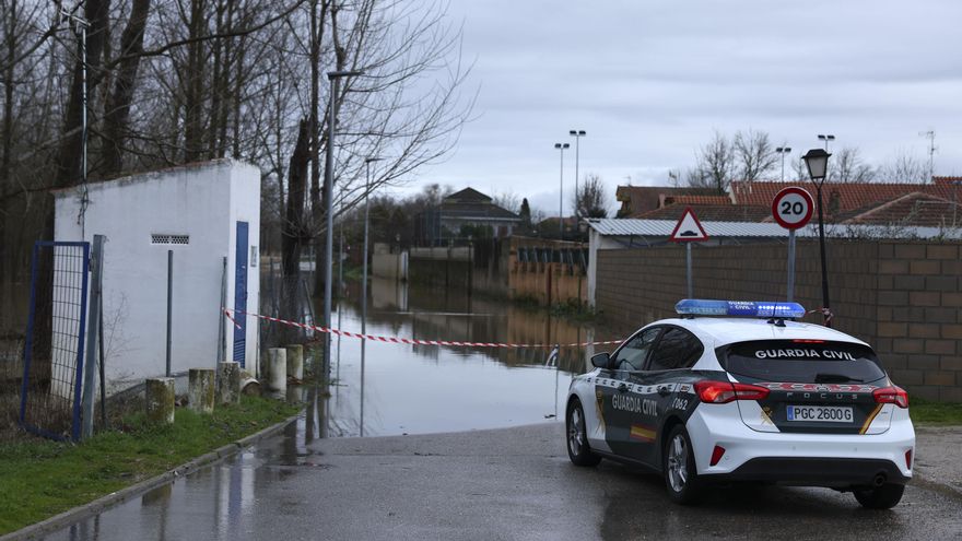 Vista de la crecida del rio Alberche que ha inundado las urbanizaciones de Escalona, Toledo, este viernes.
