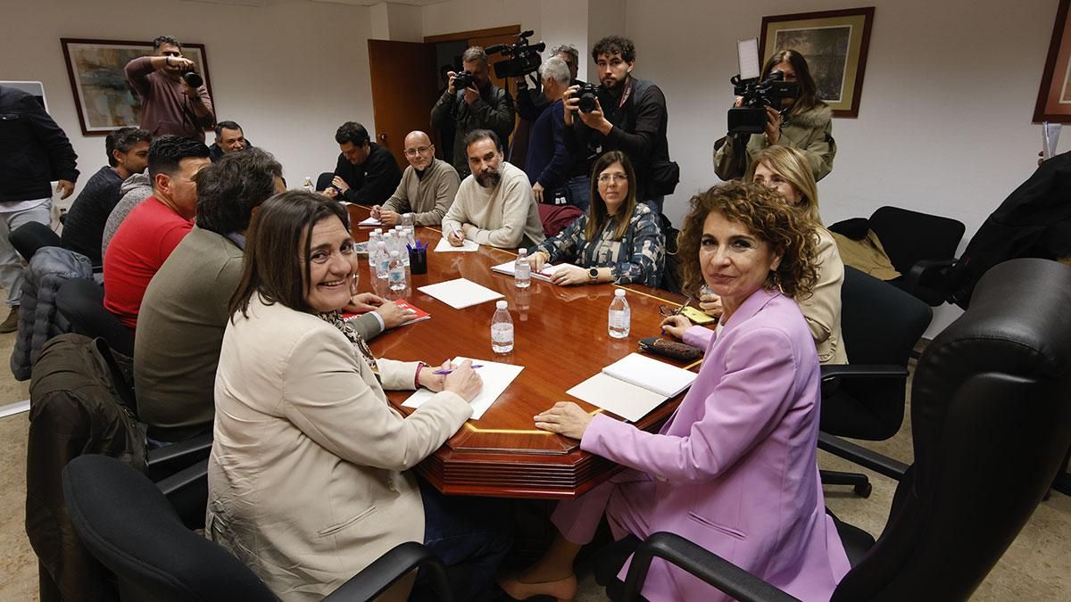 La vicepresidenta primera del Gobierno, María Jesús Montero, se reune con el comité laboral de Hitachi
