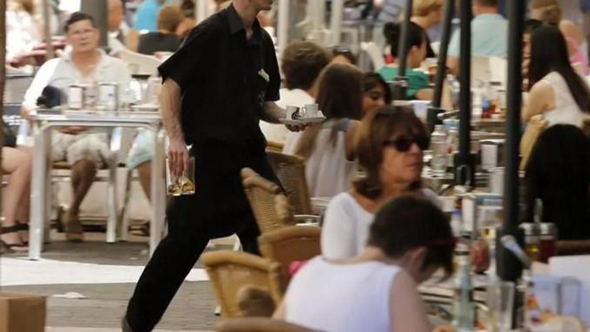 "Cafés a 5 euros" y bajos salarios: la Justicia avala el despido de un camarero de Ibiza que criticó en TikTok la gestión de la empresa