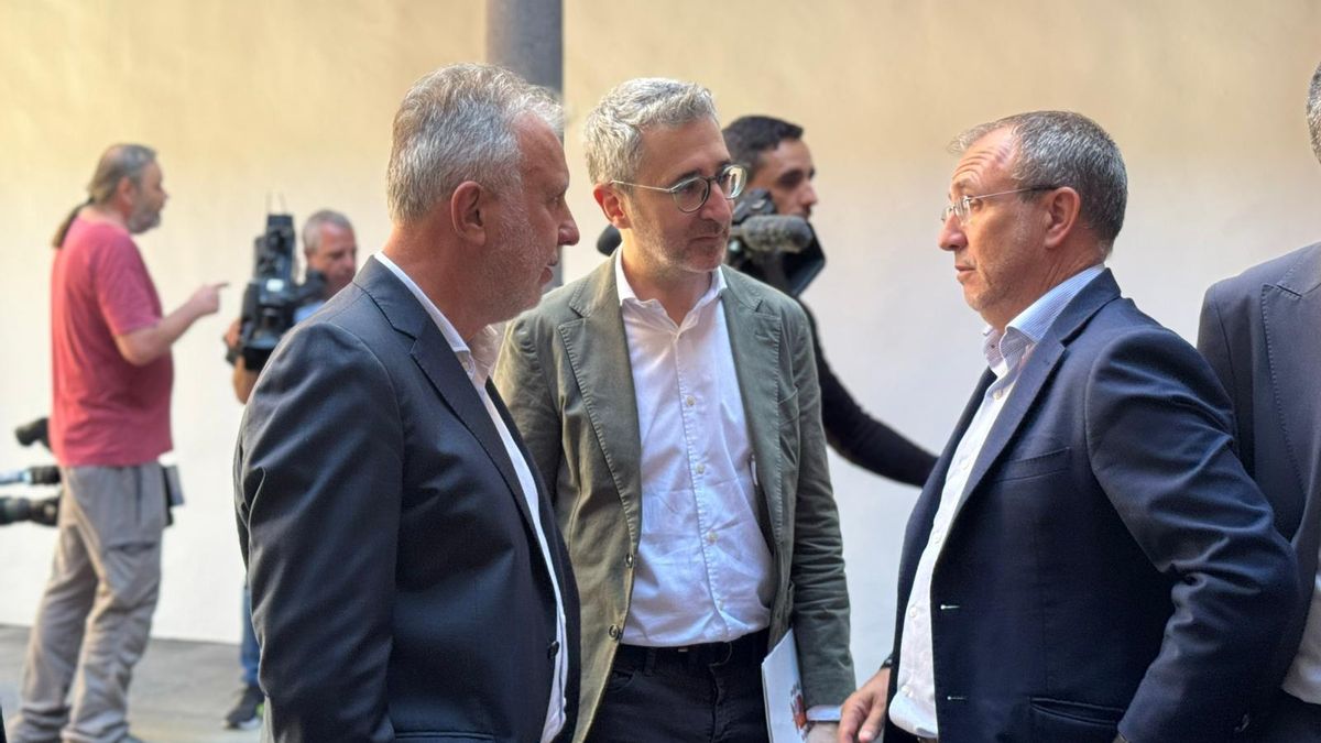 El ministro de Política Territorial, Ángel Víctor Torres, con el presidente del Cabildo de La Palma, Sergio Rodríguez. este viernes, en la Casa Salazar de Santa Cruz de La Palma.
