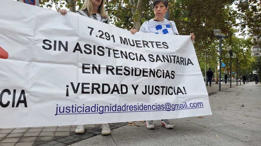 Pancartas reclamando una investigación sobre las miles de muertes en residencias de Madrid
