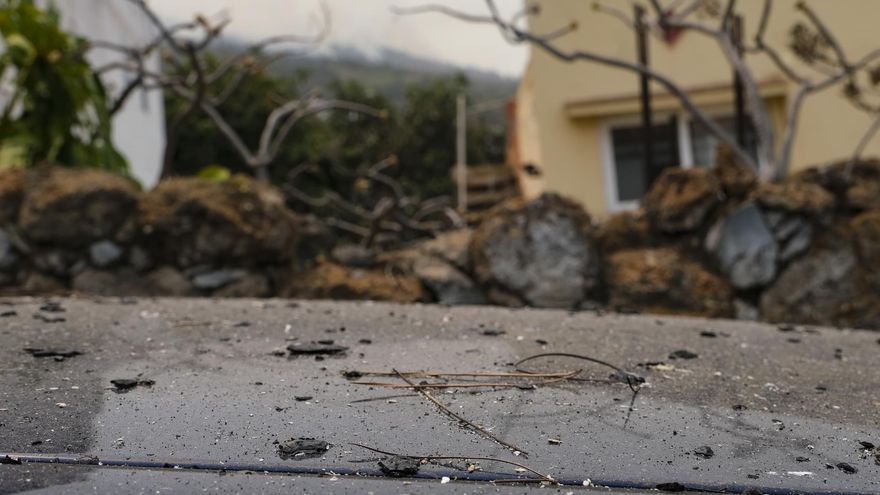 Los restos de ceniza que provoca el incendio forestal que afecta a la isla de Tenerife en el capó de un coche en el municipio de Santa Úrsula. EFE/Alberto Valdés