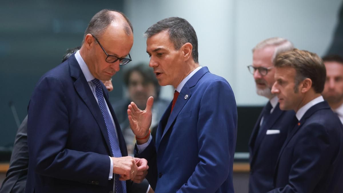 El canciller alemán, Friedrich Merz, habla con el presidente del Gobierno, Pedro Sanchez, antes del Consejo Europeo de este jueves. EFE/EPA/OLIVIER HOSLET