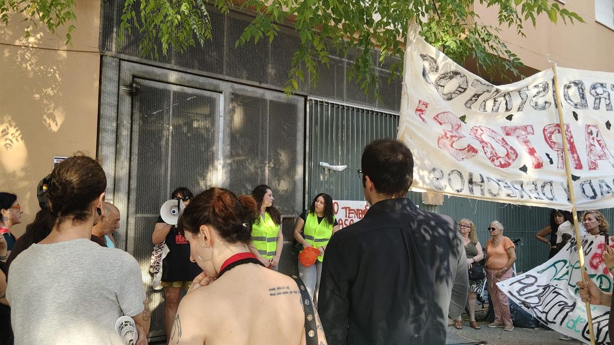 La Asamblea recuerda que en la residencia se alojaban "personas en situación de vulnerabilidad, personas migrantes y personas que se ven en la calle de un día para otro"
