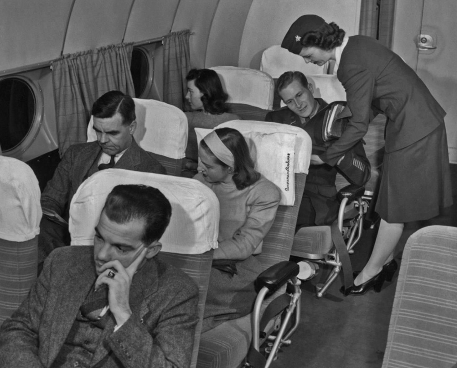 Pasajeros a bordo de un DC-4 de la compañía aérea escandinava SAS.