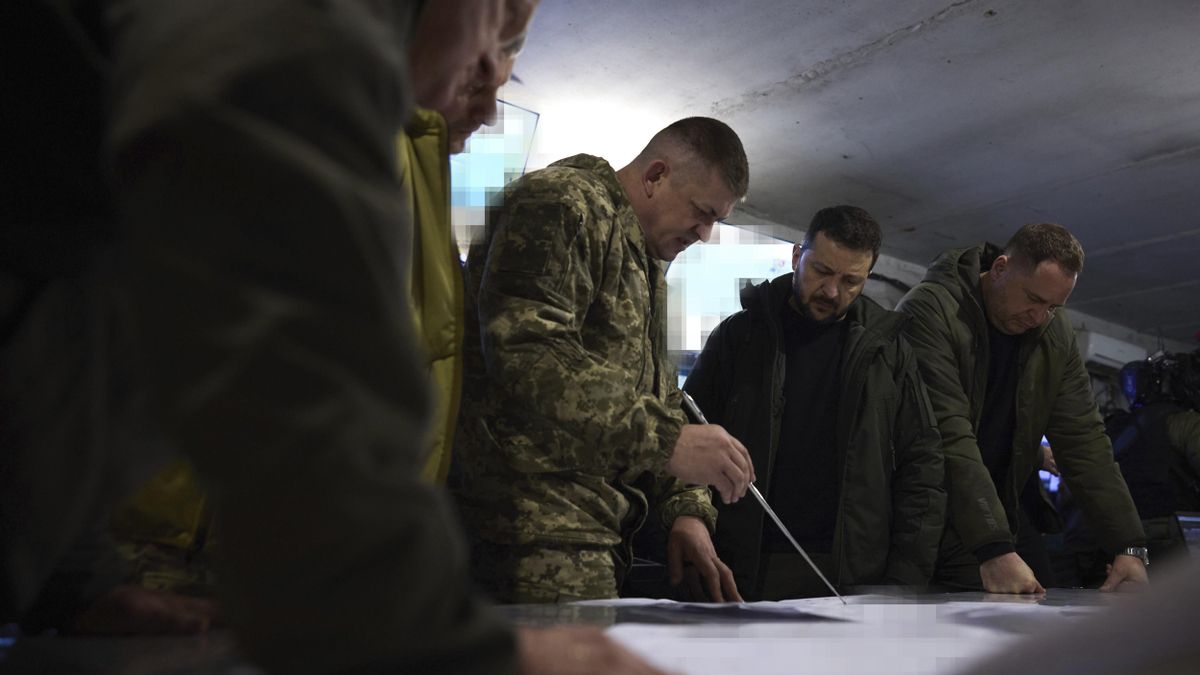 El presidente ucraniano Volodímir Zelenski, recibe información sobre la situación en el frente por parte del Grupo Operativo y Táctico de Donetsk, el general de brigada Oleksandr Lutsenko en Pokrovsk, el 18 de noviembre de 2024.