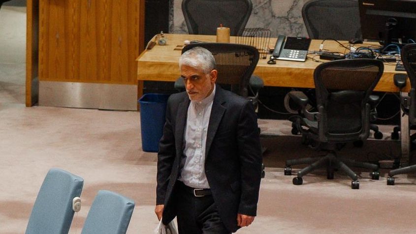 El embajador de Irán ante las Naciones Unidas, Amir Saeid Iravani, asiste a la sesión de emergencia del Consejo de Seguridad de la ONU.