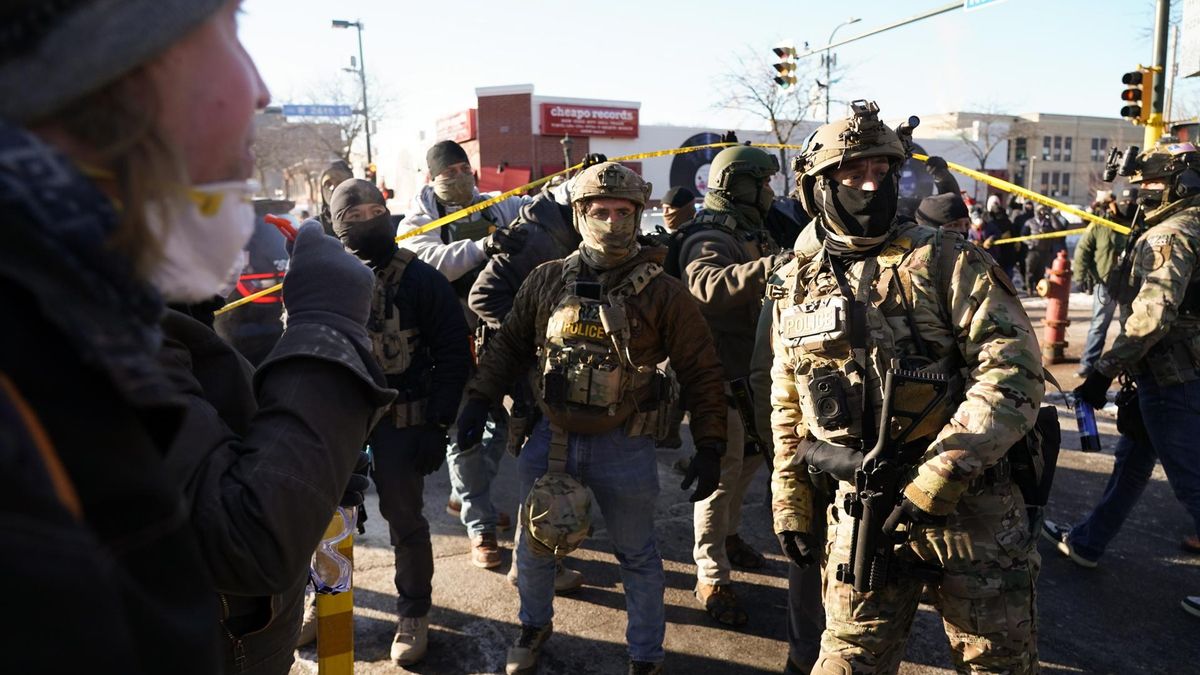 Agentes de ICE enmascarados retroceden ante un gran número de manifestantes tras el asesinato a tiros de otra persona en Minneápolis.