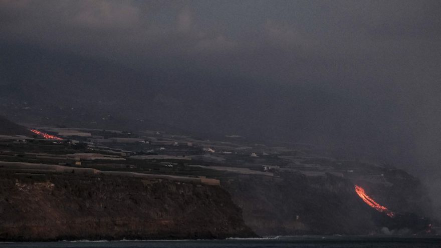 Lava deslizándose por el acantilado hasta el mar