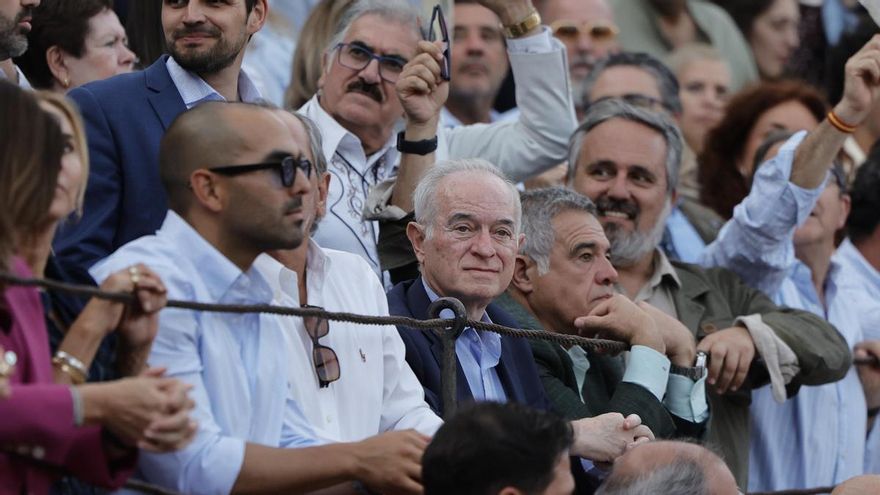 Archivo (16/05/2026).- El juez Peinado (c) asiste al festejo taurino de la Feria de San Isidro que se celebra este sábado en la plaza de toros La Caprichosa, en Talavera de la Reina. EFE/Manu Reino