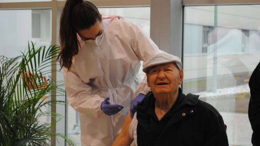 Así avanza la vacunación: las comunidades han puesto 278.000 dosis y Madrid sigue siendo la más lenta