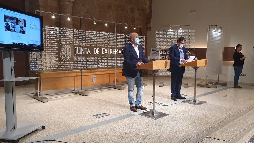 El consejero de Economía, Rafael España, y el consejero de Sanidad, José María Vergeles, han detallado las nuevas restricciones