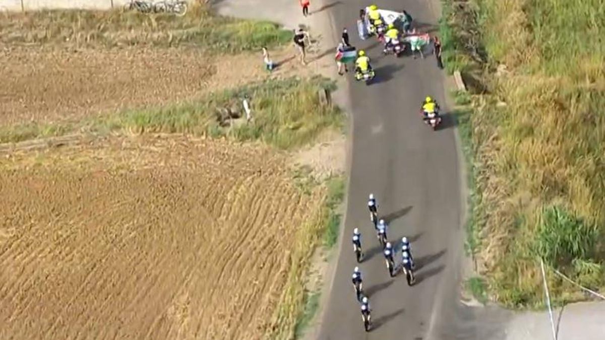 Un grupo de manifestantes corta el paso al equipo ciclista Israel en La Vuelta con pancartas contra el Genocidio en Gaza
