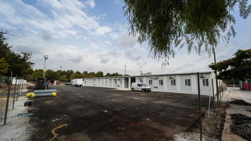 Escuela provisional en obras, tras una protesta por el no inicio del curso, frente a los barracones de Ceip Lluis Vives y la Escuela Infantil Ausiàs March de Massanassa, a 8 de agosto de 2025, en Massanassa, Valencia.