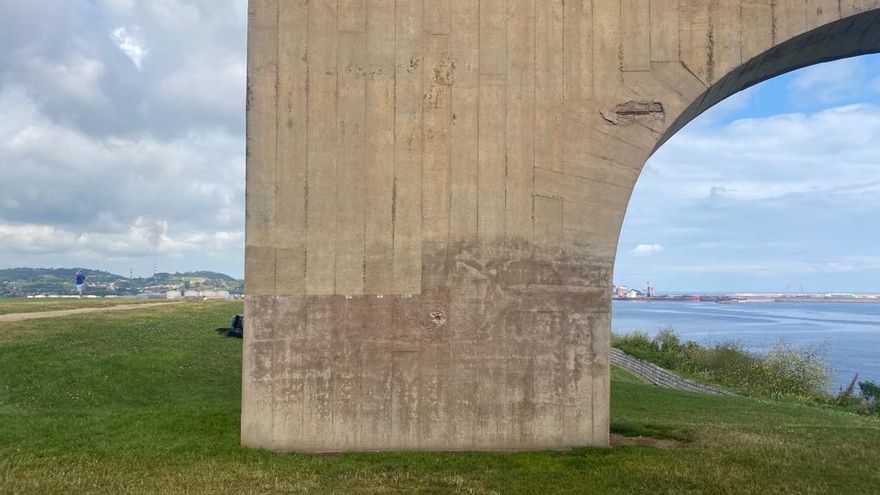 Pruebas de reintegración en 'Elogio del horizonte'. Se percibe la diferencia de color que forma un zócalo a la escultura en la zona baja