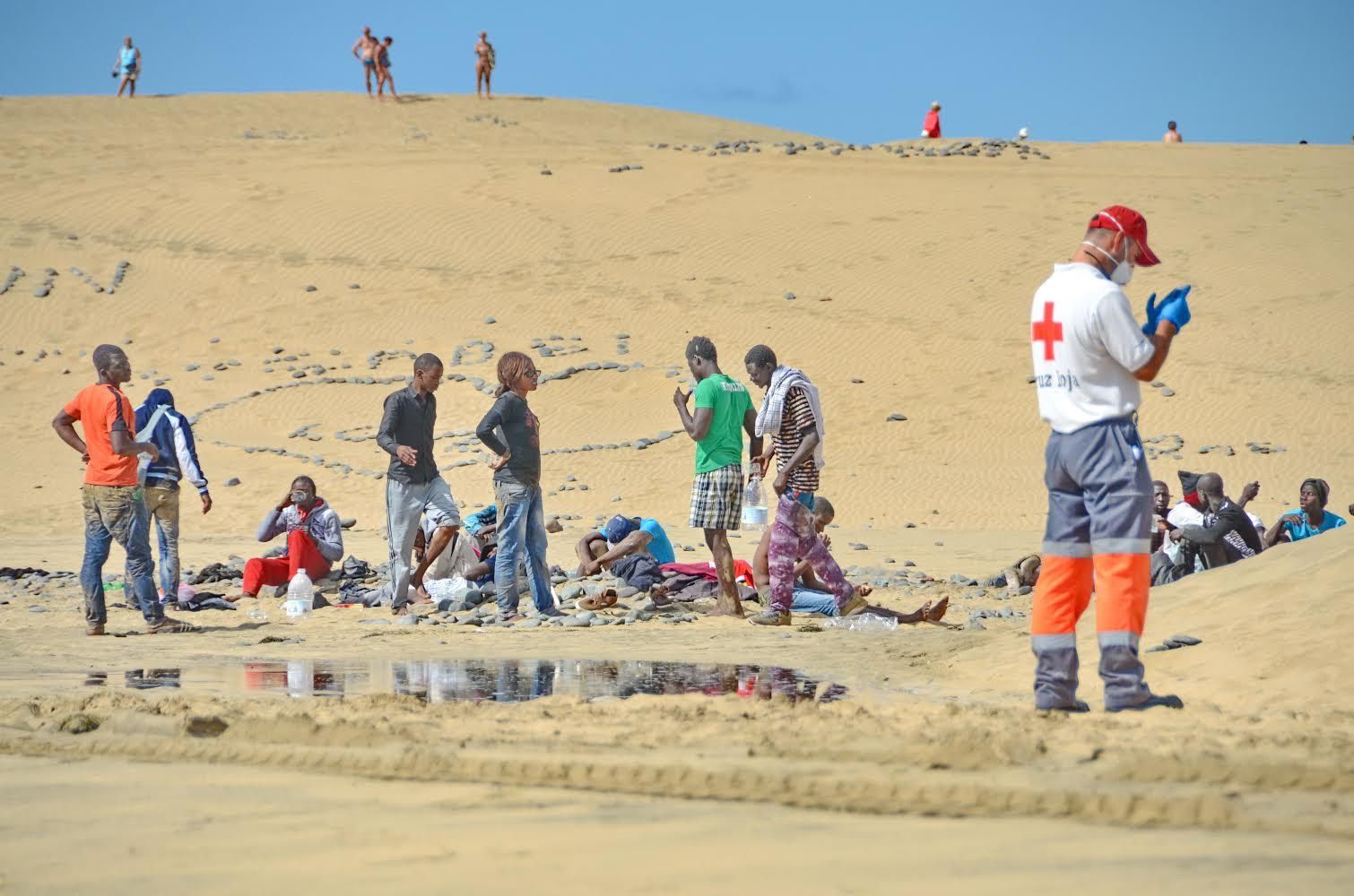 Inmigrantes llegados a la playa de Maspaloma a bordo de una patera y que posteriormente fueron trasladados a comisaría en un camión de basura. Foto: Giorgio  Felice  RAPETTI.