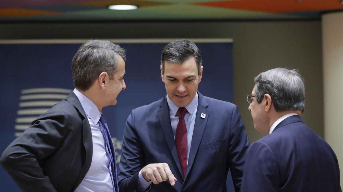 R) Greek Prime Minister Kyriakos Mitsotakis, Spanish Prime Minister Pedro Sanchez and Cyprus President of the Republic Nicos Anastasiades talk during the European Council Summit in Brussels, Belgium, 25 March 2022. (Bélgica, Chipre, Bruselas)