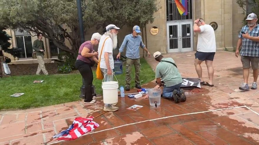 Un juez de EEUU ordena parar la deportación de la familia del acusado por el ataque con cócteles molotov en Colorado