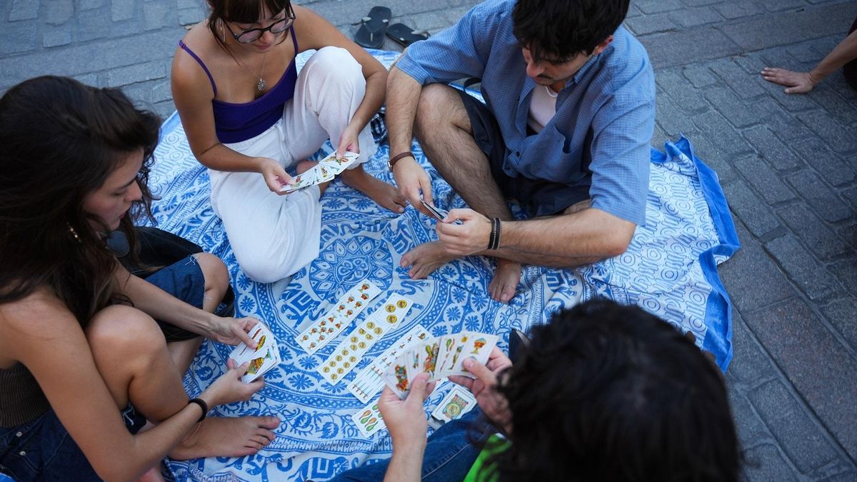La plaza Virgen de los Reyes, con la Giralda, fue el lugar escogido para una protesta espontánea ciudadana en contra del evento privado que cerró el espacio el pasado jueves.