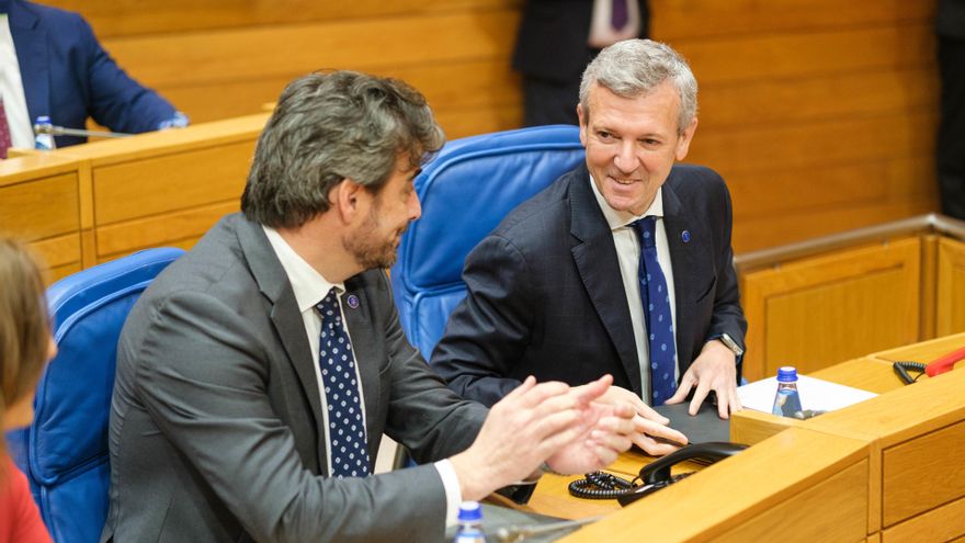 El conselleiro de Presidencia, Justicia y Deportes, Diego Calvo (i), y el presidente de la Xunta de Galicia, Alfonso Rueda (d), durante el debate sobre el Estado de la Autonomía, a 23 de abril de 2025, en Santiago de Compostela, A Coruña, Galicia (España)