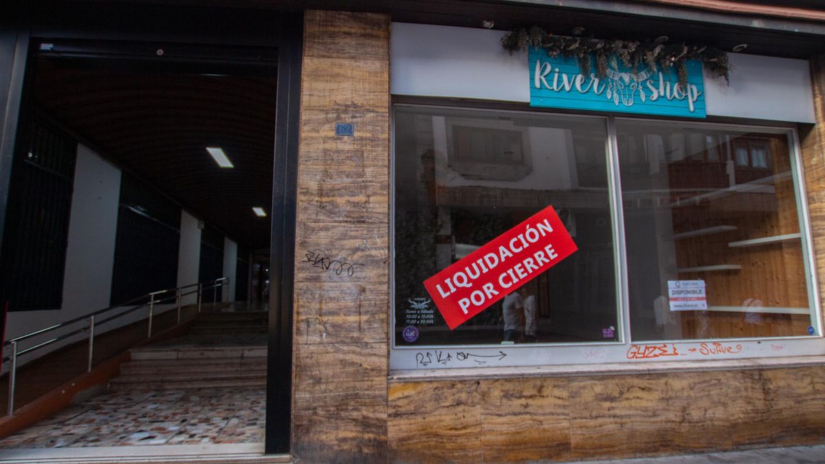 Una tienda cuelga el cartel de 'Liquidación por cierre' en La Laguna