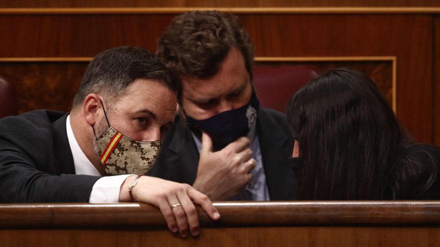 Archivo - (I-D) El líder de Vox, Santiago Abascal; el portavoz parlamentario de Vox, Iván Espinosa de los Monteros; y la portavoz adjunta de Vox en el Congreso, Macarena Olona